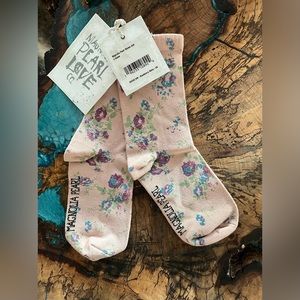 Magnolia Pearl FLOWER COTTON WOVEN SOCKS  NICE & SOFT BLACKBERRY MOLLY NWT OS